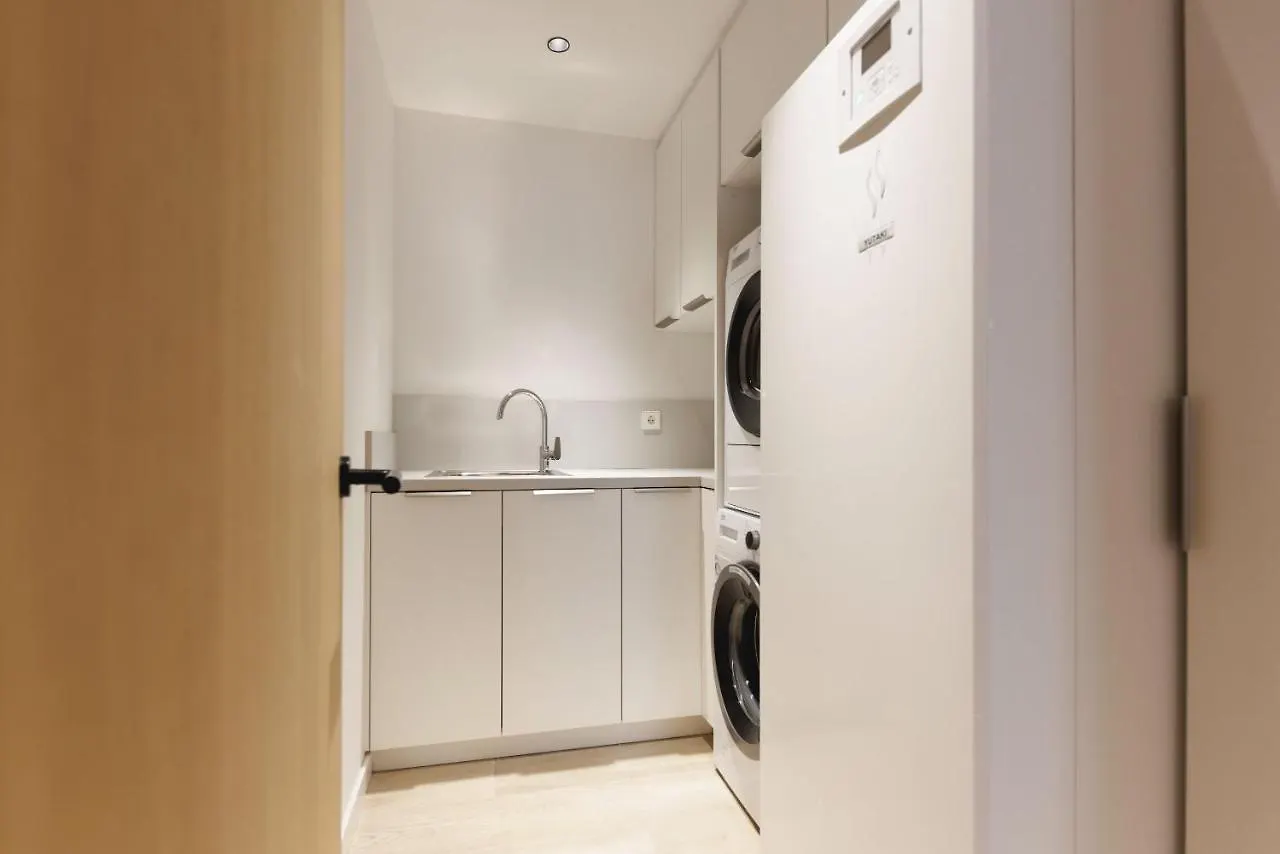 Bravissimo Centre, Modern 2-Bedroom Apartment Χιρόνα