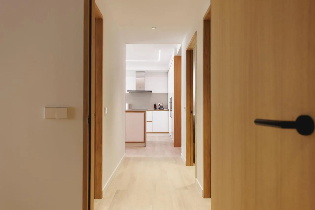 Bravissimo Centre, Modern 2-Bedroom Apartment Χιρόνα