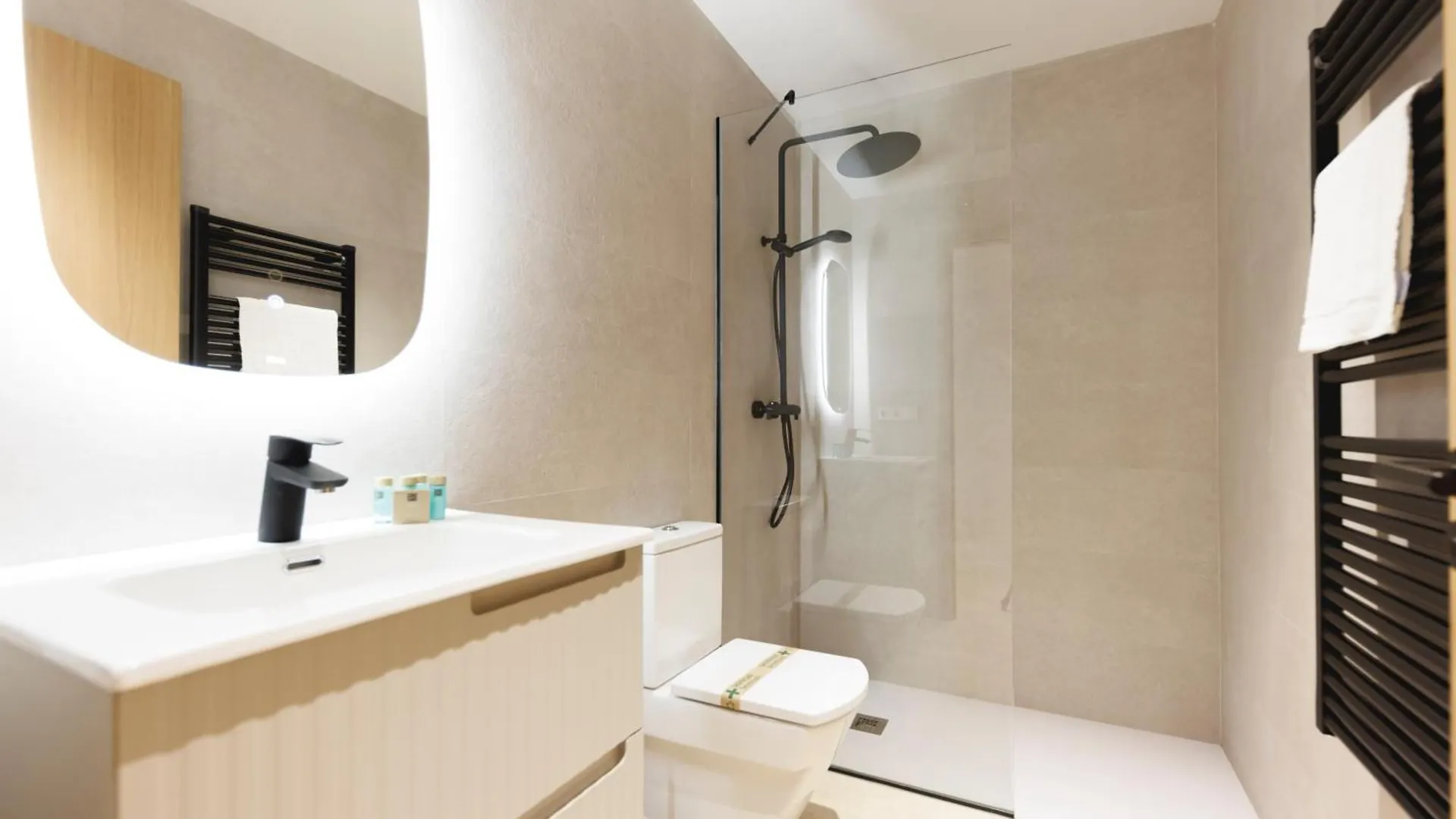 Bravissimo Centre, Modern 2-Bedroom Apartment Χιρόνα